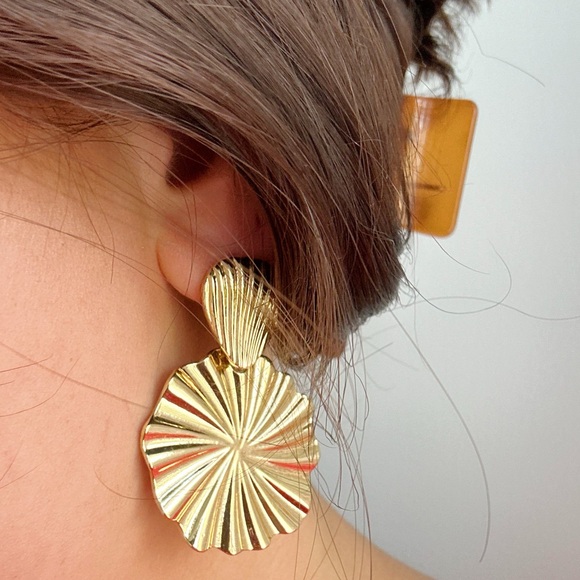 Gold Shell Design Earrings - Picture 2 of 2